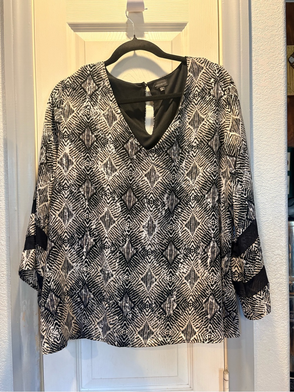 Buckle Black & White Geometric V-Neck Tunic